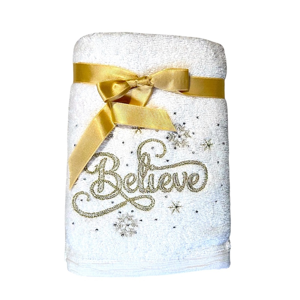 Christmas Holiday Hand Towels Set of 2 Embroidery & Rhinestones NEW WITH TAGS